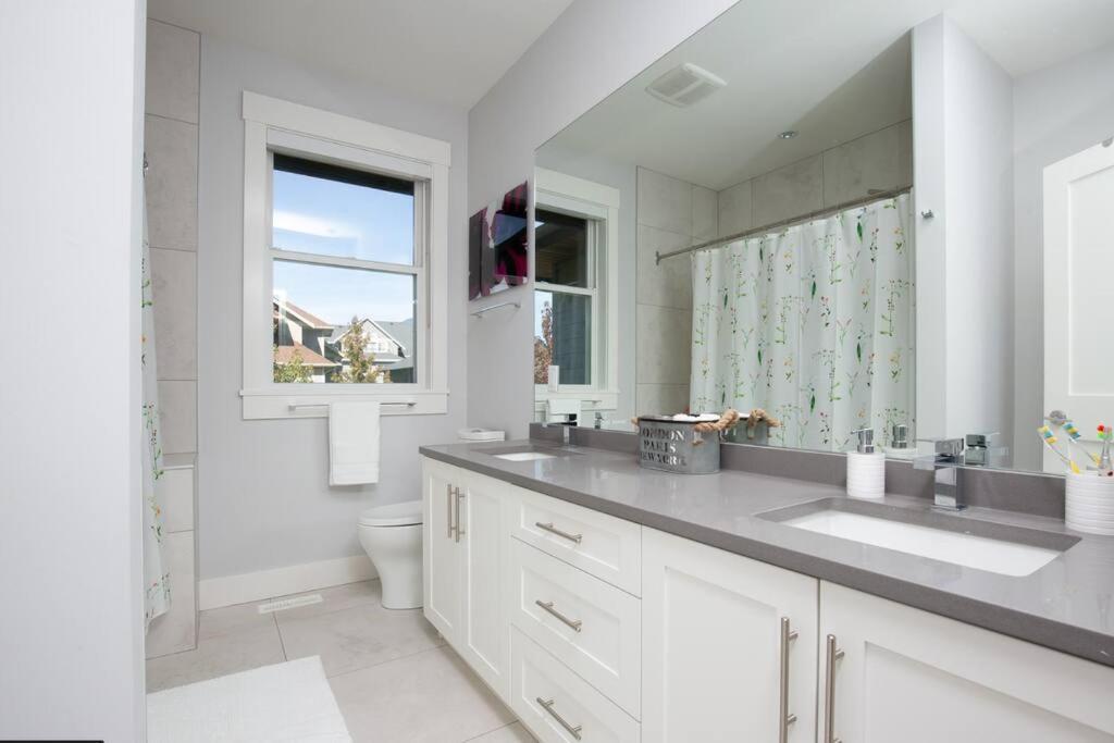Mountain Serenity Meets Luxury Squamish Exterior photo