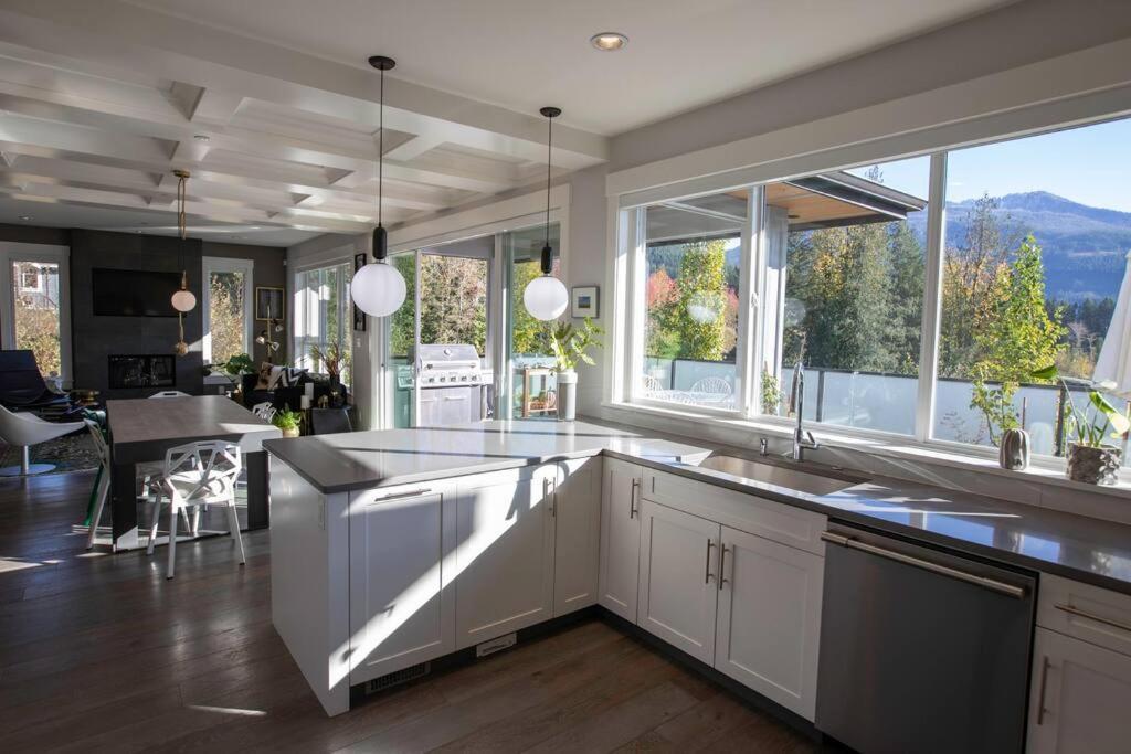 Mountain Serenity Meets Luxury Squamish Exterior photo