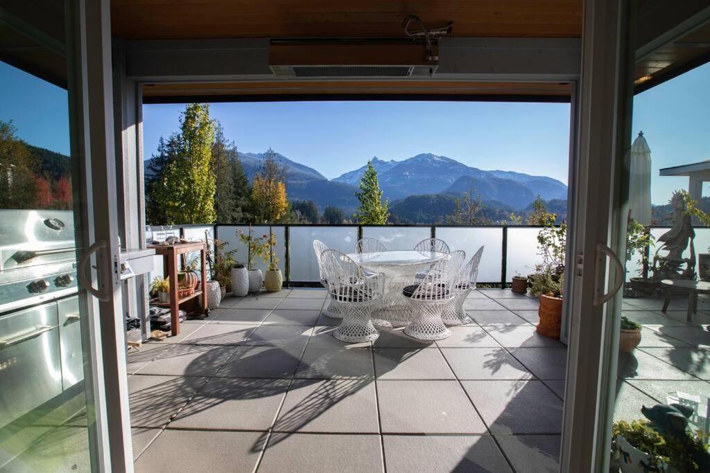 Mountain Serenity Meets Luxury Squamish Exterior photo